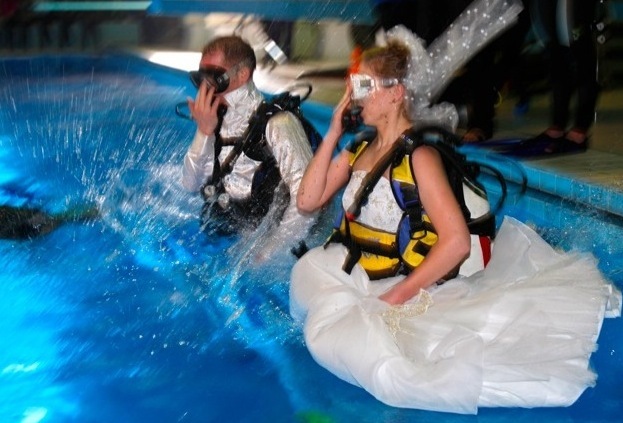 Novomanželia alebo potápači?