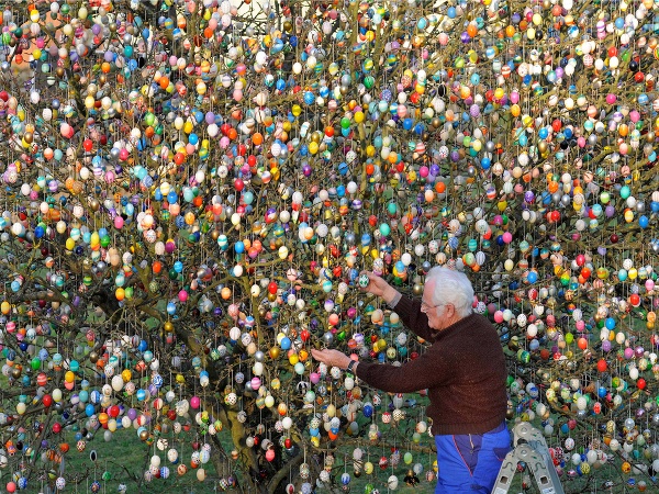 Volker Kraft so svojím veľkonočným stromom