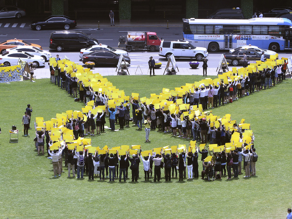 Spomienka na obete potopeného trajektu Sewol