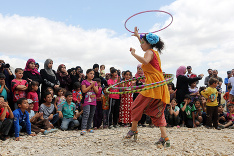 Kúsok zábavy v krajine násilia rozžiaril deťom očká.
