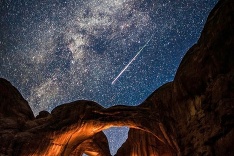 Úžasné nočné divadlo