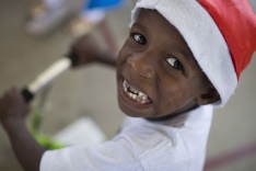 Chlapček s vianočnou čiapkou