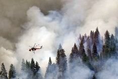 Vrtuľník nad požiarom v Kalifornii