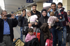 Prílev migrantov z Maďarska neutícha.