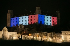 Bratislavský hrad nasvietený vo farbách francúzskej trikolóry