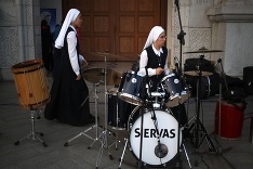 Rehoľná sestra si pripravuje bicie