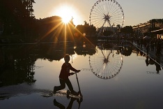 Chlapec jazdí kolobežkou po vode