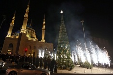 Vianočný stromček postavili vedľa mešity