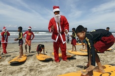 Santa Claus ako inštruktor surfovania