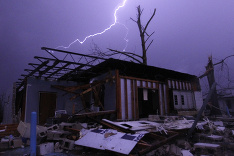 Unikátny záber počas ničivých búrok a tornád v USA