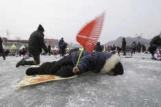 Rybár sleduje potenciálny úlovok