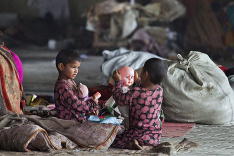 Deti v Pakistane sa hrajú s bábikami