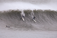 Surfisti si nepriaznivé počasie v Austrálii užívajú