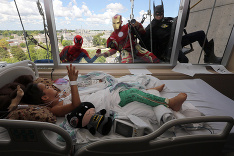 Umývači okien sa prezliekli do kostýmov superhrdinov a spravili tak deťom v nemocnici radosť.
