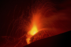 Sopka Etna sa opäť prebúdza. Patrí k najaktívnejším v Európe.