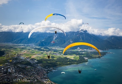 Paraglajdisti nad Ženevským jazerom