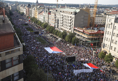 Česká vláda sa otriasa v základoch