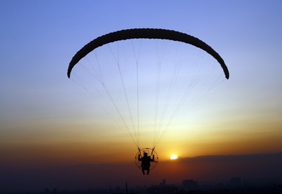 Paraglajdista pri západe slnka