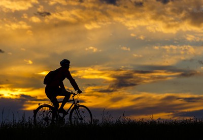 Cyklista pri západe slnka