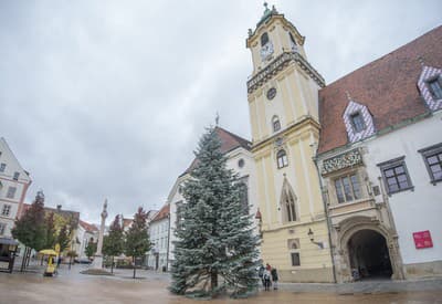 Do mesta prichádzajú Vianoce