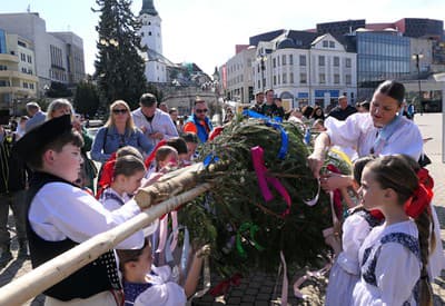 Tradícia stavania mája