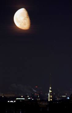 Mesiac nad katedrálou