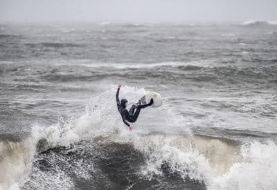 Surferi nepoznajú zlé počasie