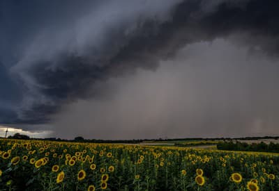 Po tropických teplách prichádzajú búrky