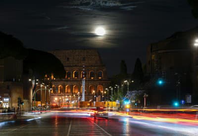 Mesiac žiari nad mestom