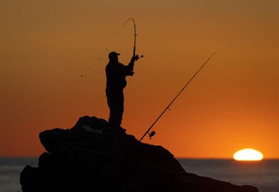 Rybárčenie pri západe slnka
