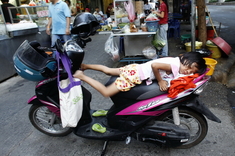 Dievčatko zaspalo na sedadle maminej motorky