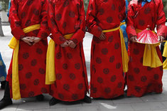 Muži v tradičných cisárskych kostýmoch