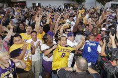 Fanúšikovia Lakers oslavujú titul NBA