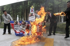 Kórejskí lídri v plameňoch