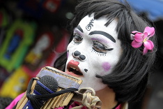 Pouličná umelkyňa