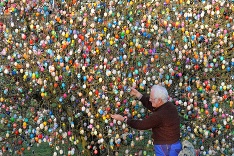 Volker Kraft so svojím veľkonočným stromom