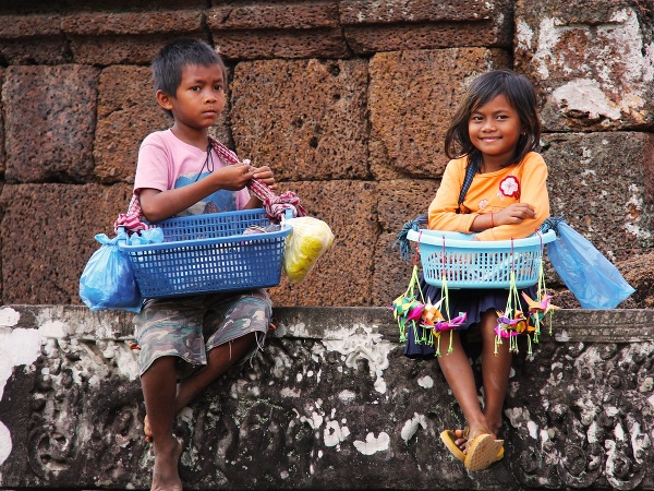 Kambodžské deti predávajú suveníry v Angkor Wate