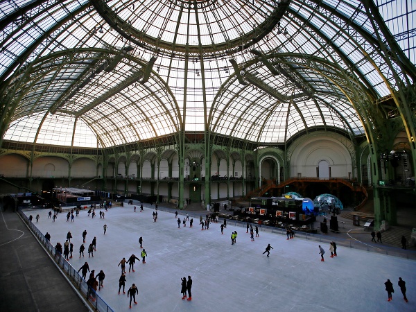 Korčuľovanie vo výstavnej hale Grand Palais v Paríži