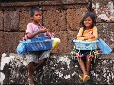 Kambodžské deti predávajú suveníry v Angkor Wate