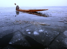 Rybolov na zamrznutom jazere v indickom Kašmíre