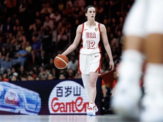 Caitlin Clark začala MS historickým výkonom. Nadchla ju obrovitá Číňanka