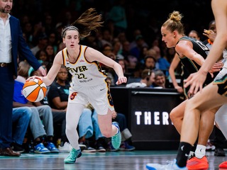 Cirkus v ženskej NBA pokračuje, zatiaľ čo Caitlin Clark predviedla ďalší historický výkon
