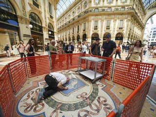 Mozaikového býka v Miláne museli opraviť: Turisti mu zničili genitálie!