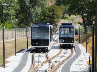 Obľúbená pražská lanovka je späť: Jazda na Petřín láka tisíce turistov