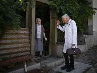 Má 90 rokov a denne stúpa do kopca: Príbeh bulharského lekára dojíma svet