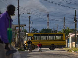 Na Kube zatvárajú hotely, problém je s potravinami aj zdravotníctvom