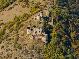 Pokračujú práce na obnove Turnianskeho hradu, pomôcť môžu aj turisti