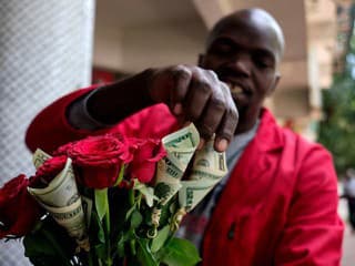 Váš partner vám daroval len kvety? V Zimbabwe dostávajú ženy kytice z peňazí