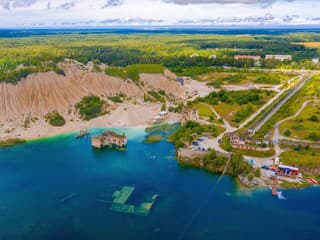 Sovietsky pracovný tábor sa zmenil na modrú lagúnu, láka krištáľovo čistou vodou