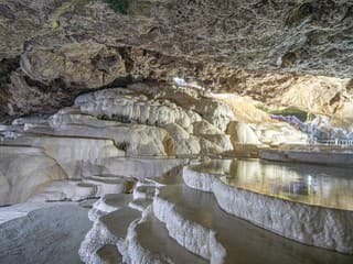 Podzemné Pamukkale: Prírodná katastrofa odhalila skrytú jaskyňu plnú liečivých prameňov
